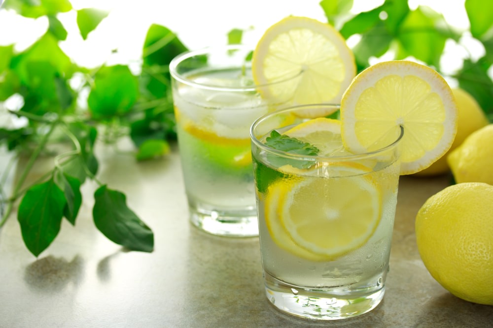 Tomar agua con limón en la mañana aporta vitamina C, antioxidantes y mucho bienestar a tu salud.