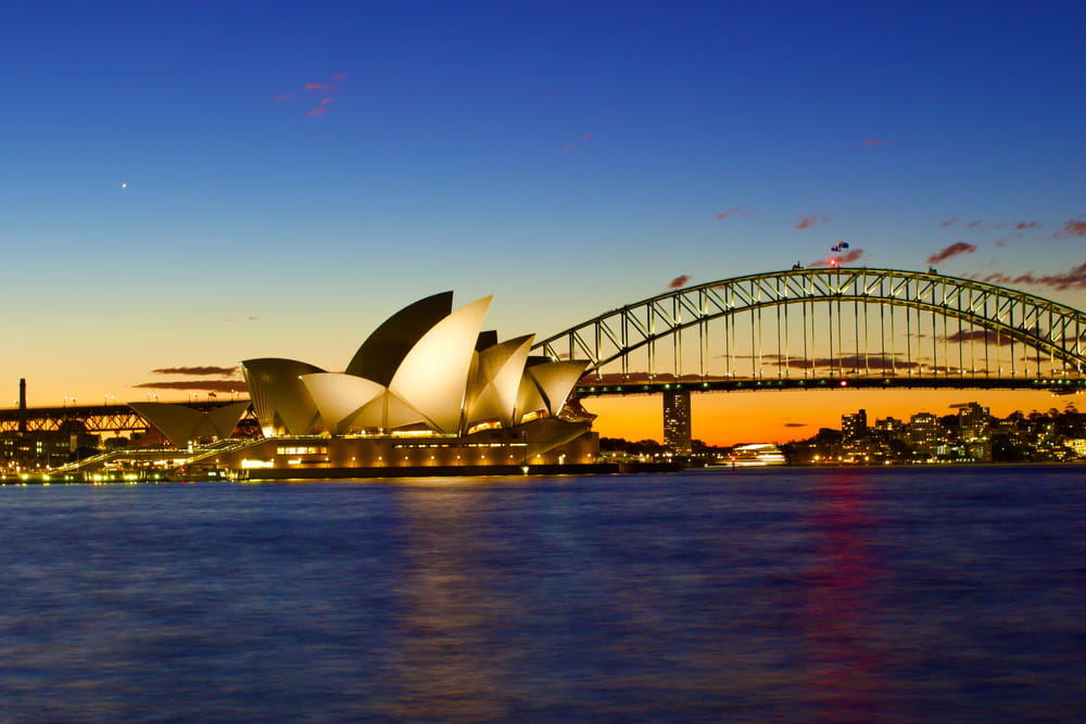 En Circular Quay en Sidney, Australia, se encuentra una de las obras arquitectónicas más bellas.La casa de la opera, declarada como patrimonio por la Unesco.
