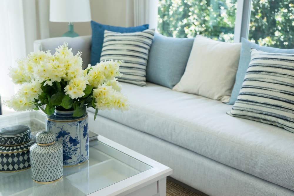 Cuando elijas tus cocines decorativos escoge tonos que le den vida a tus espacios y hagan un match perfecto con los colores del ambiente.