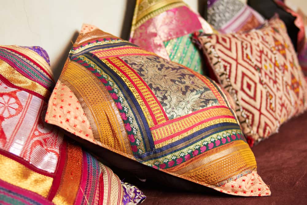 Los cojines decorativos vintage son una tendencia que nunca pasan. Elige tonos que se compenetren entre sí