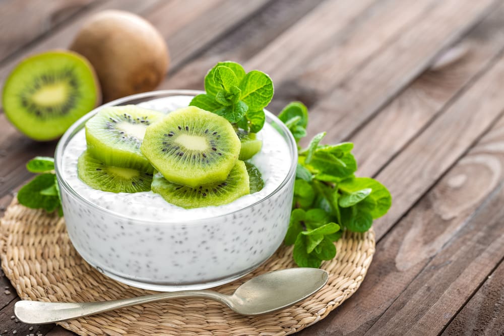 Complementa tu alimentación con postres saludables y sabrosos. El yogurt natural con semillas de chía y kiwi es una opción ideal para mantener tu peso y tu buena salud.
