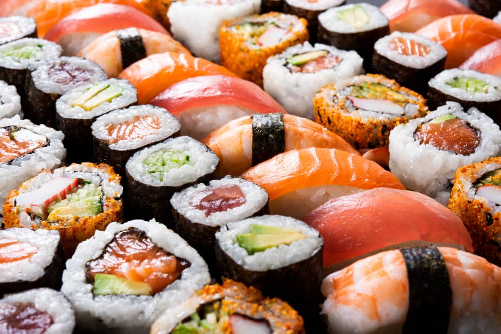 El sushi crudo es uno de los alimentos no saludables que debe evitarse. El de salmón puede albergar patógenos, sobre todo la listeria monocitógena.