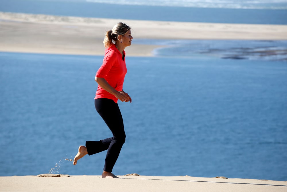 Una de las causas más comunes de la retención de líquidos es el sedentarismo y el excesivo consumo de sal. Caminar 30 minutos al día 5 días a la semana ayuda a combatir este problema de salud.