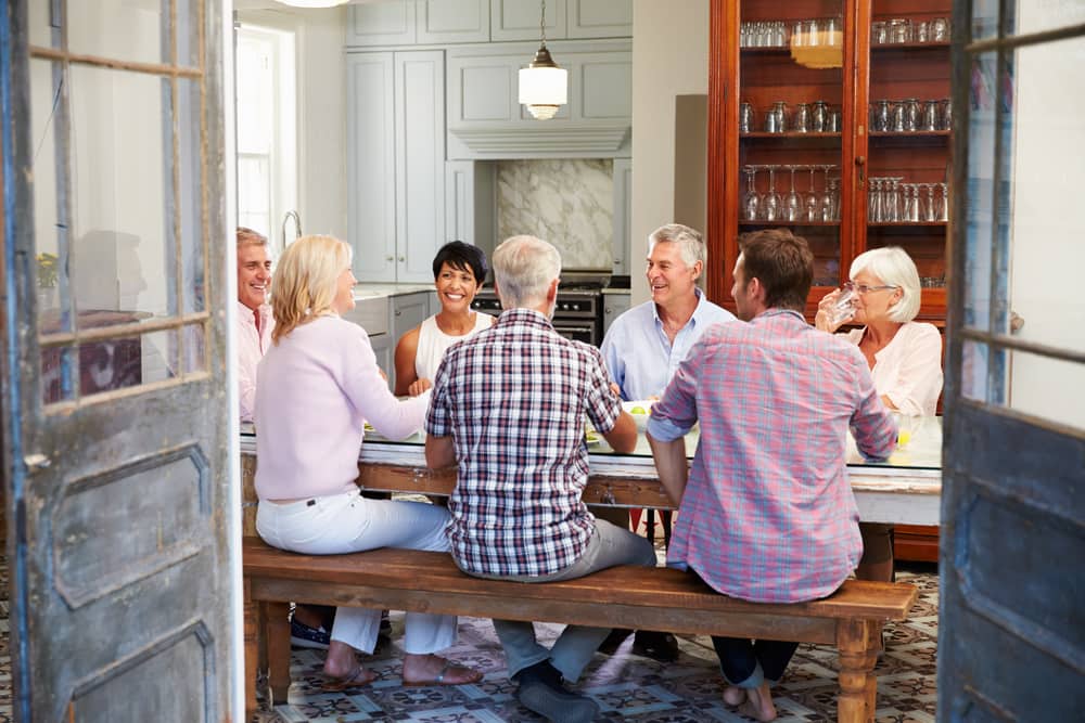 Socializar contribuye a que la expectativa de vida sea mayor. Aprovecha tiempo de calidad con tus amistades y seres queridos. No te aisles.
