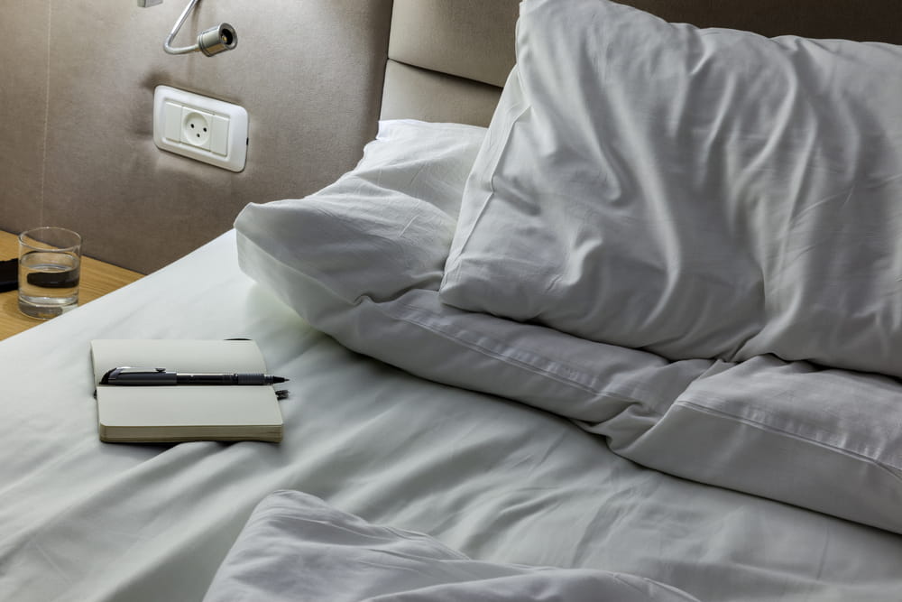 La mejor forma de interpretar los sueños es recordándolos. Al lado de tu cama ten una libreta y un lapicero para que anotes al despertar lo que recuerdas de ese sueño y así puedas interpretarlo mejor.