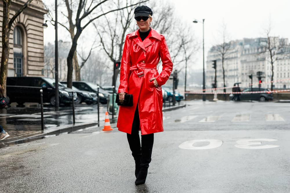 Un abrigo rojo es una de las tendencias de la moda de otoño de este año. Combínalo con botas negras altas para un look chic y casual.