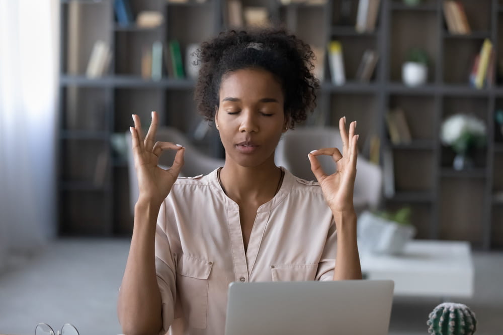 Una de las formas de hacer pausas activas es dándote un break de 10 minutos para descansar la vista y tomar aire profundo. Sentada en tu escritorio o en la mesa cierra los ojos, y respira. Eso tranquilizará tu mente y te hará sentir más productiva al retomar lo que estabas haciendo.