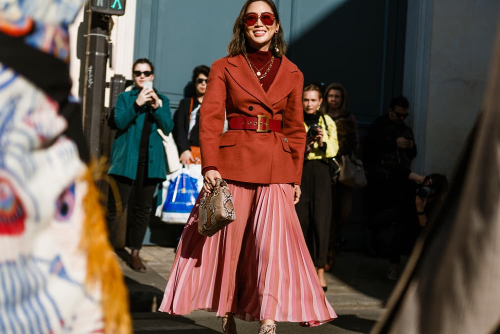 Una cuello de tortuga no tan alta puedes llevarla con aretes largos. Si el cuello es alto, usa unos zarcillos pequeños y discretos.