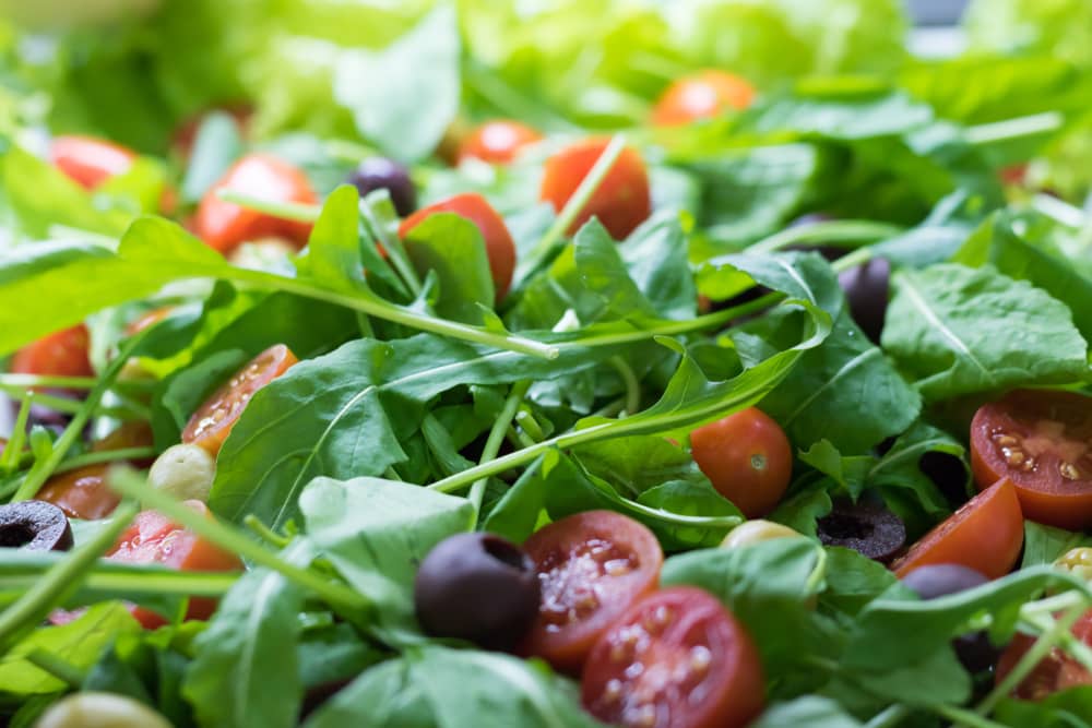 La rúlula es considerada uno de los alimentos buenos para el cerebro por la cantidad de folatos que tienen. 