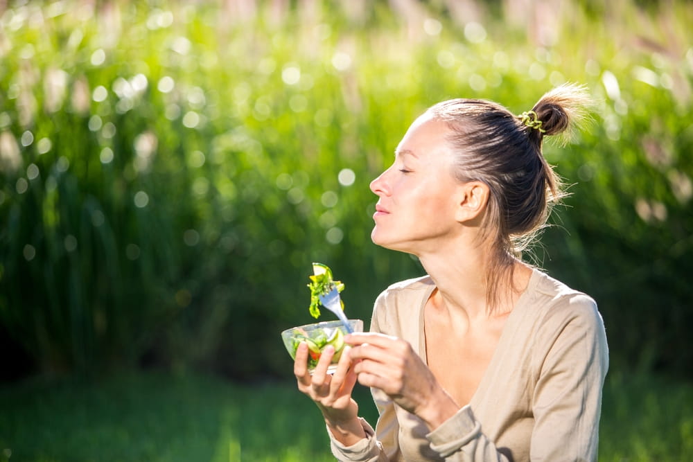 Una de los principales cambios para bajar de peso es comer raciones más pequeñas y despacio.