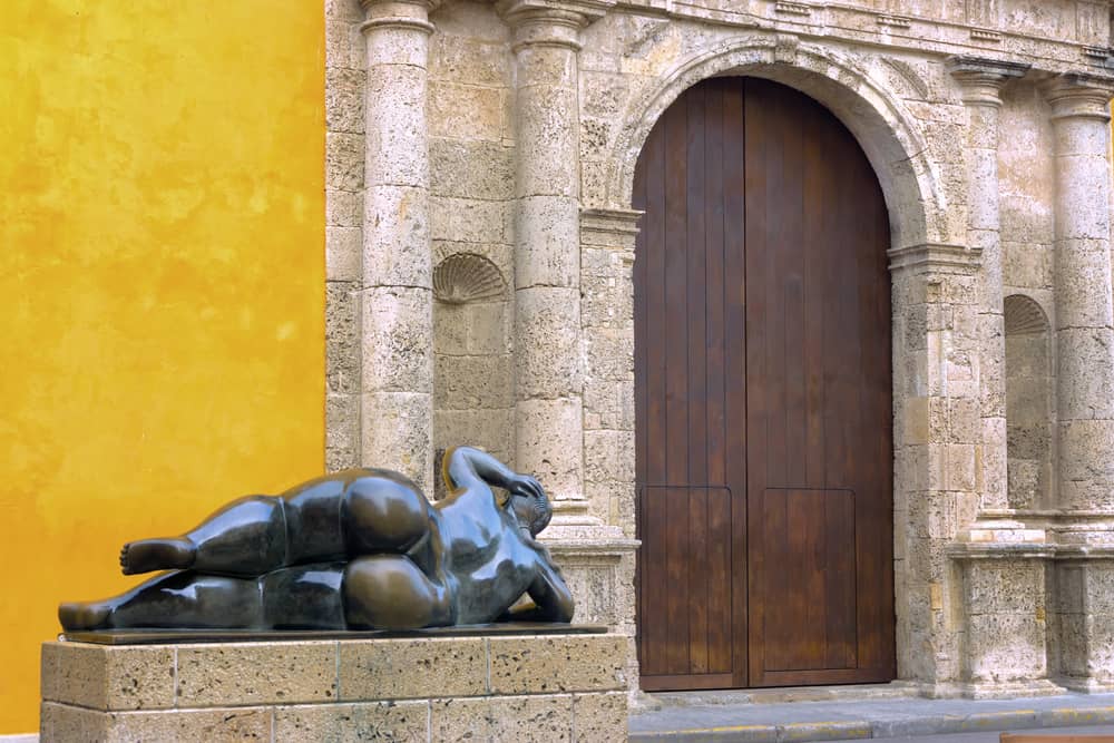 Una imponente obra del maestro Botero es la antesala a este espacio. 