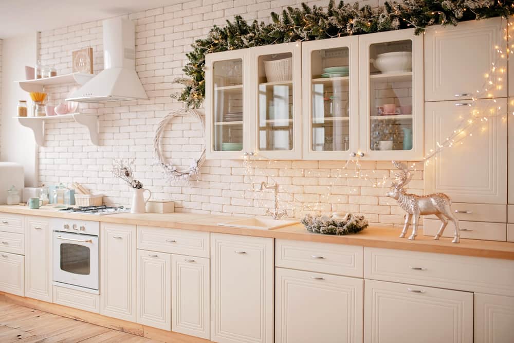 La cocina es el lugar más usado de la casa. Para la decoración de navidad utiliza guirnaldas con luces sobre los gabinetes.