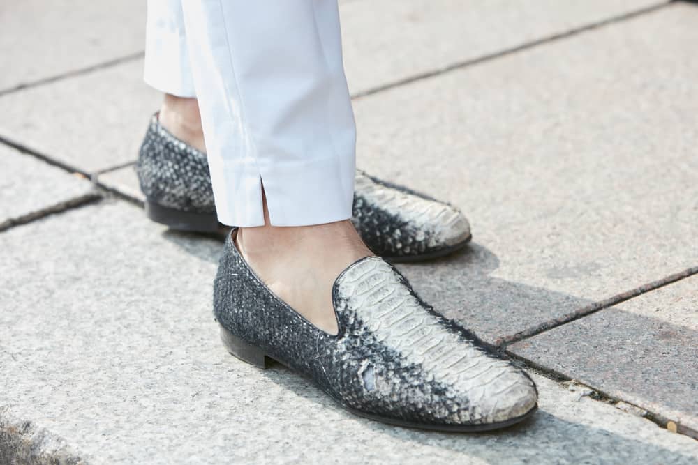 Un outfit para viajar requiere que uses zapatos cómodos y con mucho estilo