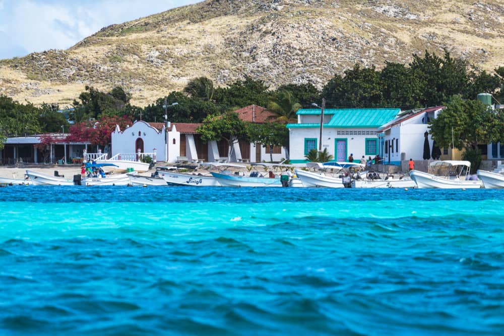 El Gran Roque es el lugar de aterrizaje de los aviones y donde se encientran la mayoría de las posadas y restaurantes del Archipiélago los Roques.