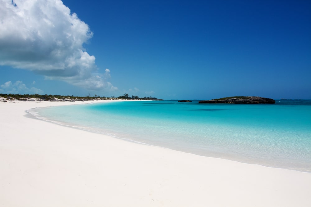 Las islas Exumas en las Bahamas son un destino turístico lujoso, lleno de playas cristalinas y turquesa y arena blanca.