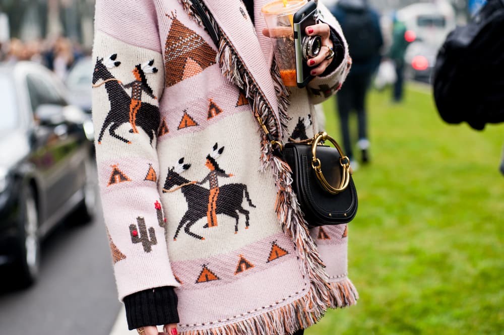 Para un look casual trendy, nada mejor que un cardigan hecho artesanalmente.