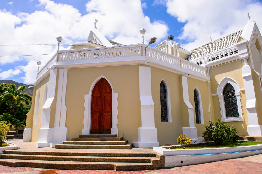 La basilica de la Virgen del Valle en Isla Margarita es un lugar que debes visitar.