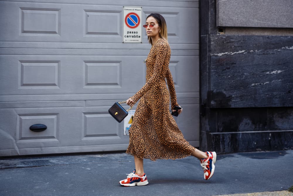 Un vestido de animal print puede combinar perfectamente con zapatos tenis.