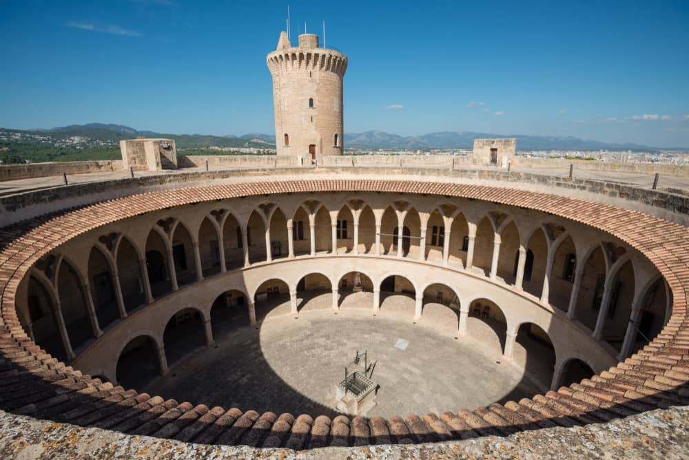 El Castillo de Bellver en Palma de Mallorca es una parada obligada al visitar esta hermosa ciudad.
