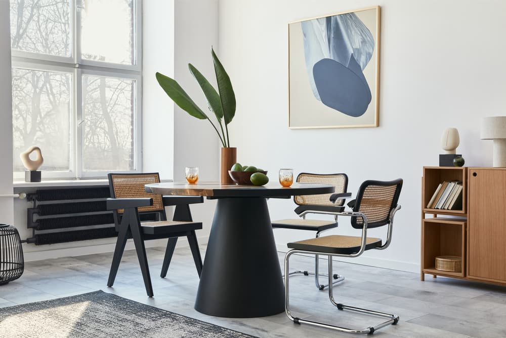 Cuando los comedores modernos no tienen espacio suficiente, ubicar una mesa redonda es una excelente opción.