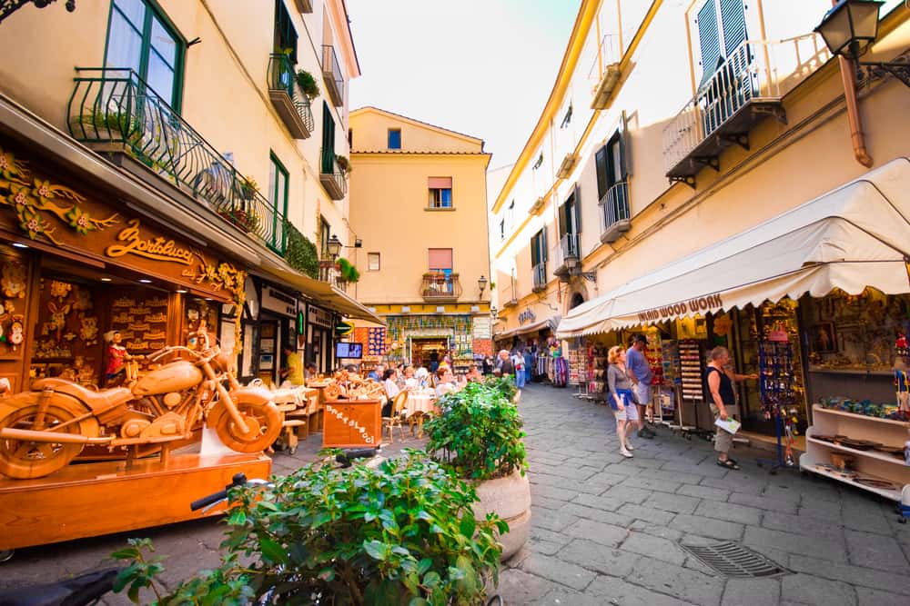 En Sorrento hay tiendas llenas de souvenirs para los turistas que la visitan.