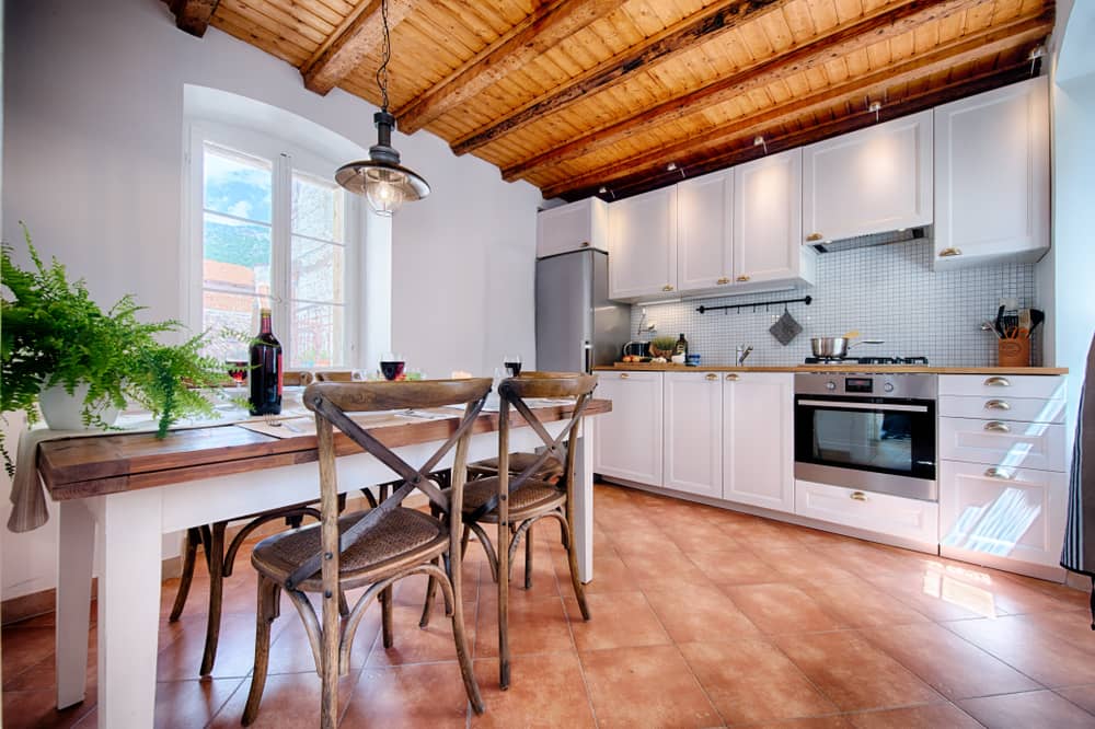 La mampostería se caracteriza por acabados rústicos o maderas sin pulir en los topes de mesa y en los muebles en general. 