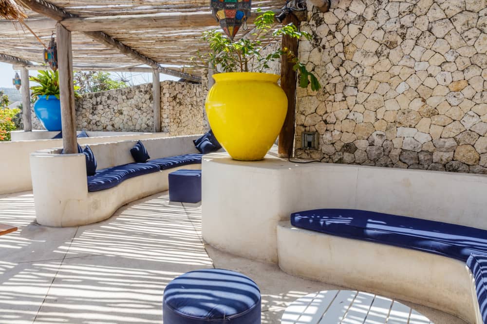 La piedra coordina muy bien con la mampostería. Son materiales propios de la decoración mediterránea